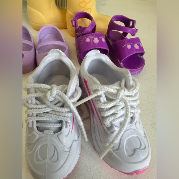 Cute! 18” Doll Shoes‎ Lot Of 4 - Rain Boots, Sandals, Sneakers - Picture 3 of 4